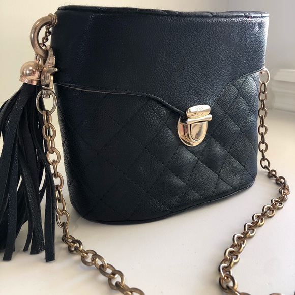 Unique shape black quilted bag with tassel - Picture 2 of 4